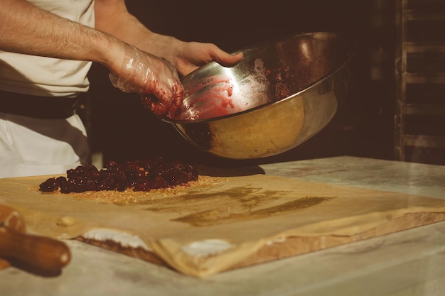 Kucharz przygotowujący danie