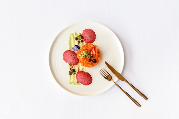 Talerz z kolorowym daniem