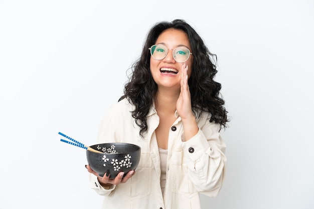 Uśmiechnięta osoba przy stole